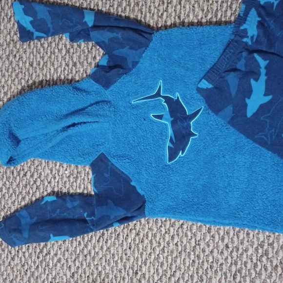 Boys 5/6 Fleece pajamas - Picture 2 of 3
